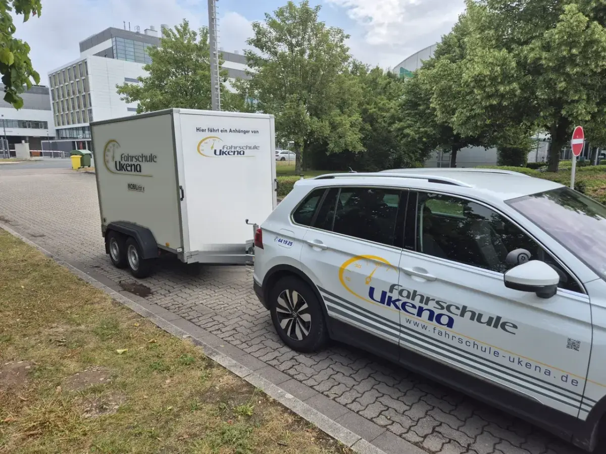 VW Tiguan mit SARIS-Kofferanhänger