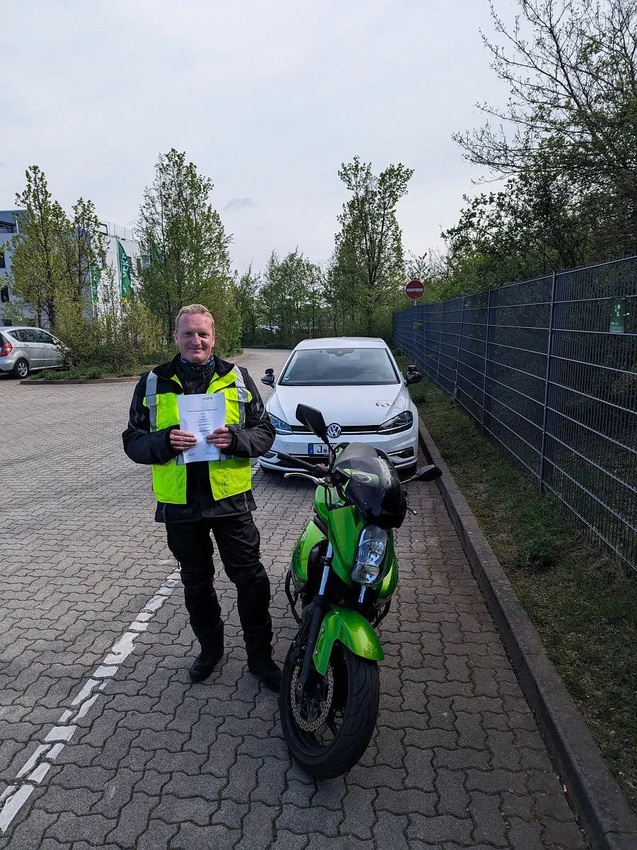 Fahrlehrer Basti auf dem Motorrad