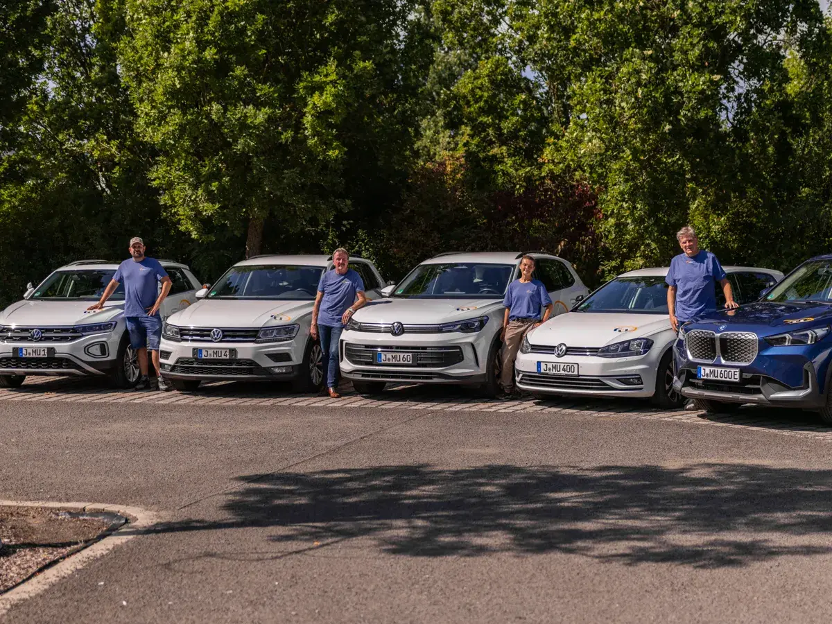 Das Team der Fahrschule Ukena vor den Fahrschulautos